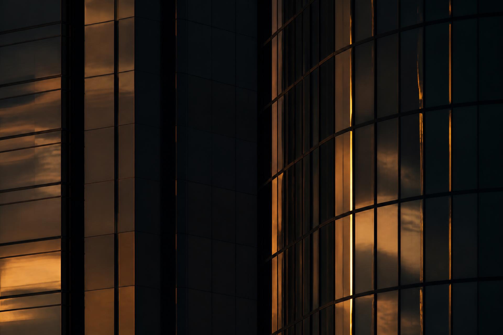 Fachada de edifício corporativo ao entardecer